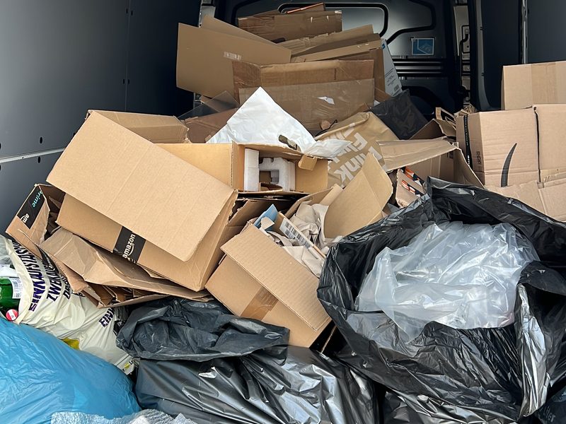 Entr&uuml;mpelung M&uuml;nchen &ndash; Transporter beladen bei Wohnungsaufl&ouml;sung